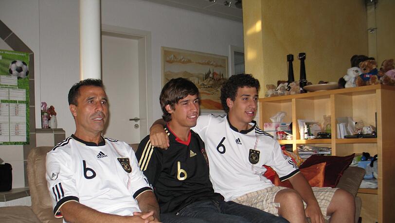 Khedira-Männer auf der heimischen Couch: Vater Lazhar mit Bruder Rani (spielt bei VfB Stuttgart II) und Bruder Denny (v.l.). Khedira-Männer auf der heimischen Couch: Vater Lazhar mit Bruder Rani (spielt bei VfB Stuttgart II) und Bruder Denny (v.l.).