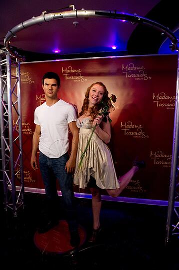 Dschungelstar Georgina und der schöne Werwolf. Leider nur aus Wachs. Das Starlet hat die Figur von Taylor Lautner in Madame Tussauds Wachsfigurenkabinett eingeweiht und gleichmal Hand angelegt. Die Bilder...