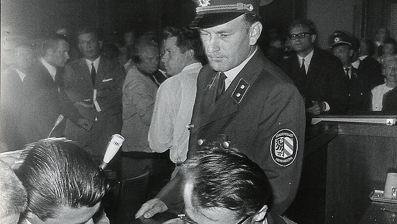 Der Mittagsmörder gefesselt vor Gericht. Fünf Jahre lang mordete er, dann wurde er verurteilt. Der Mittagsmörder gefesselt vor Gericht. Fünf Jahre lang mordete er, dann wurde er verurteilt.