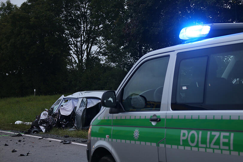 Schlimmer Unfall auf der B15: Zwischen Wasserburg und Haag ist ein Auto gegen einen Lastwagen gekracht. Der Fahrer des Wagens starb auf der Straße.