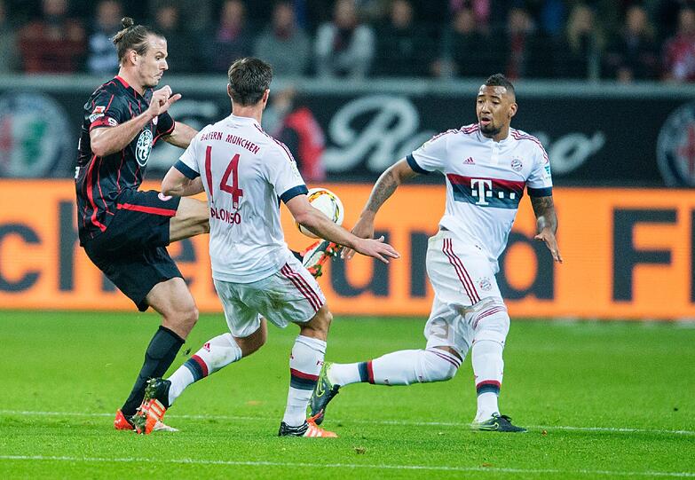 XABI ALONSO NOTE 3: Gewohnt ballsicher, die ganz extravaganten Pässe des Spaniers gab es diesmal aber nicht zu bestaunen. Trotzdem: seriöser Herrscher im Mittelfeld mit gutem Stellungsspiel.