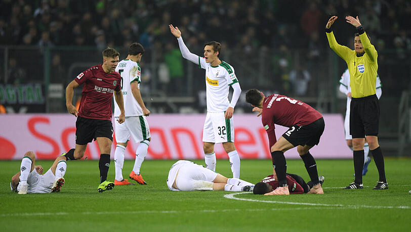 Matthias Ginter war nach 36 Minuten mit Noah Joel Sarenren Bazee zusammengestoßen und wurde anschließend ins Krankenhaus gebracht. Matthias Ginter war nach 36 Minuten mit Noah Joel Sarenren Bazee zusammengestoßen und wurde anschließend ins Krankenhaus gebracht.