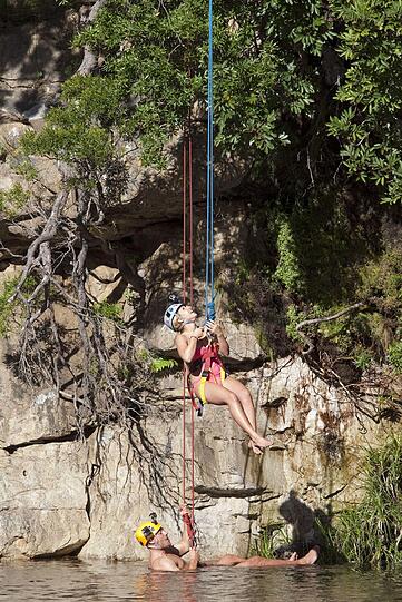 Angelina (r.) und Christian lassen sich von den Felsen bei Gordons Bay in die Crystal Pools abseilen.