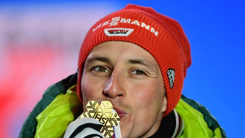 Bei der Siegerehrung küsst Eric Frenzel seine Goldmedaille. Bei der Siegerehrung küsst Eric Frenzel seine Goldmedaille.