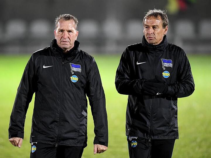 Jürgen Klinsmann (r) möchte Torwarttrainer Andreas Köpke länger bei Hertha BSC haben.