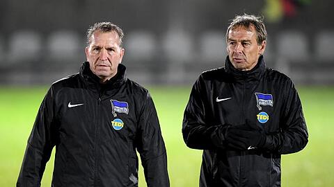 Jürgen Klinsmann (r) möchte Torwarttrainer Andreas Köpke länger bei Hertha BSC haben.