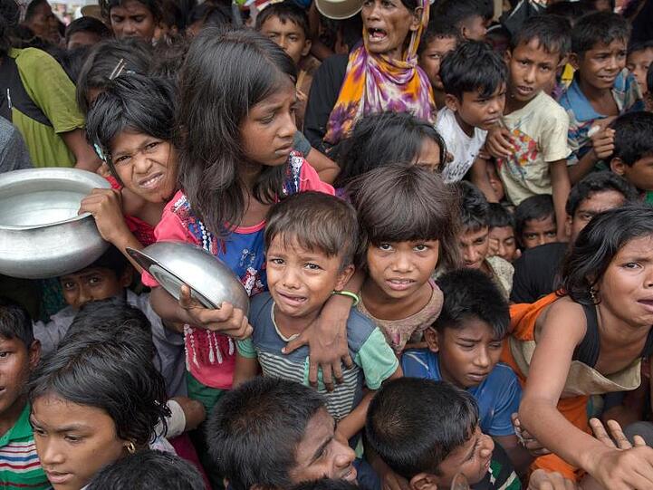 Kinder der muslimischen Rohingya-Minderheit warten auf Essensrationen.