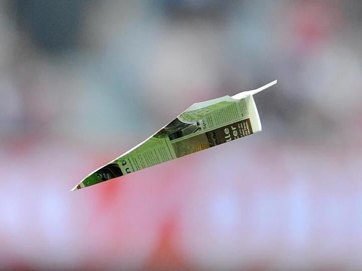 Ein Papierflieger im Flug. Foto: Tobias Hase/dpa/Archivbild