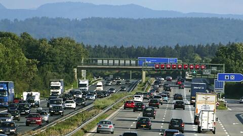 Reiseverkehr auf der Autobahn A8 München-Salzburg zwischen Weyarn und dem Inntaldreieck südlich-östlich von München (Oberbayern). Foto: Peter Kneffel/dpa/Archivbild