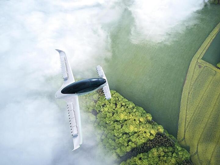 Das Elektro-Flugtaxi des Herstellers Lilium beim morgendlichen Flug über ein Feld. Foto: -/Lilium/dpa/Archivbild