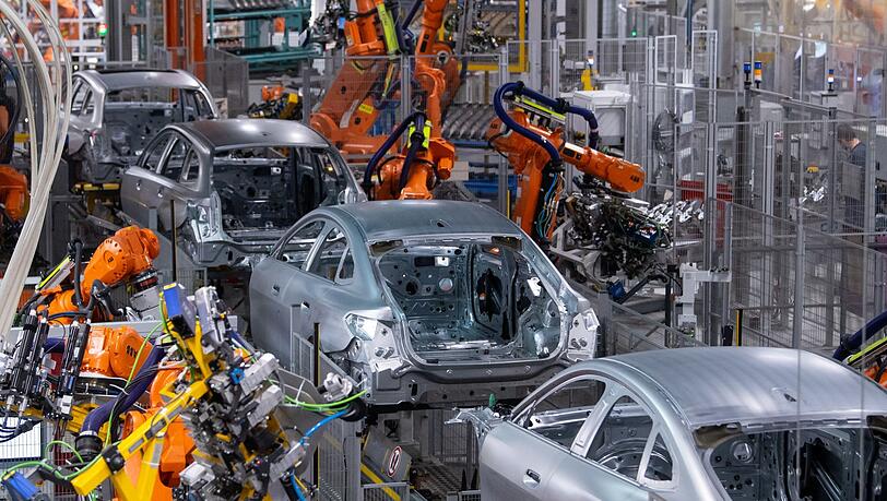 Roboter arbeiten an der Karosserie von verschiedenen BMW-Modellen im Stammwerk.