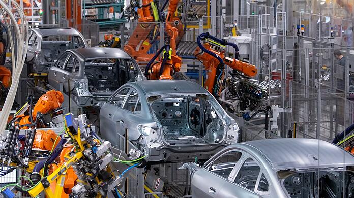 Roboter arbeiten an der Karosserie von verschiedenen BMW-Modellen im Stammwerk.