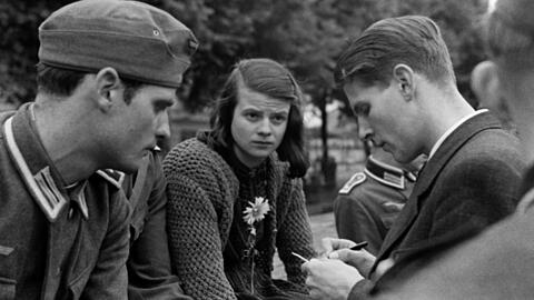 Sophie Scholl mit ihrem Bruder Hans (l.) und Christoph Probst