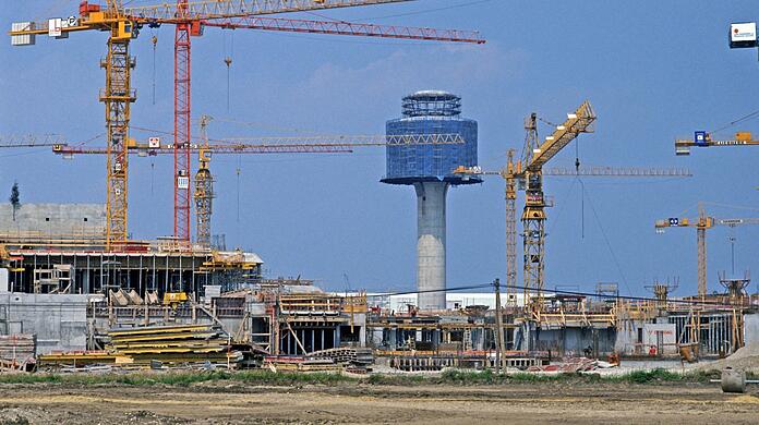 Baustelle des Münchner Flughafens im Erdinger Moos mit dem Tower.