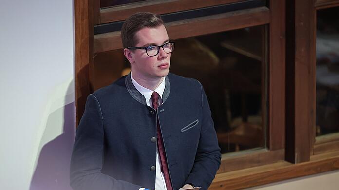Die Staatsanwaltschaft Würzburg wirft dem 23-Jährigen unter anderem Volksverhetzung, Geldwäsche und Nötigung vor. (Archivbild)
