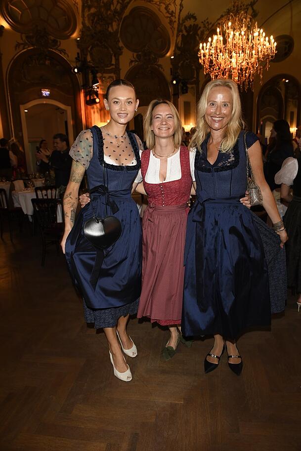 Fashion-Ikone Olga Löffler, Angermaier-Prokuristin Eileen Popielaty und Unternehmerin Daniela Giller strahlend in Tracht zur Kollektionspräsentation im Deutschen Theater. Fashion-Ikone Olga Löffler, Angermaier-Prokuristin Eileen Popielaty und Unternehmerin Daniela Giller strahlend in Tracht zur Kollektionspräsentation im Deutschen Theater.