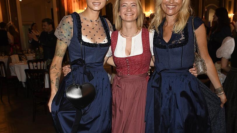 Fashion-Ikone Olga Löffler, Angermaier-Prokuristin Eileen Popielaty und Unternehmerin Daniela Giller strahlend in Tracht zur Kollektionspräsentation im Deutschen Theater. Fashion-Ikone Olga Löffler, Angermaier-Prokuristin Eileen Popielaty und Unternehmerin Daniela Giller strahlend in Tracht zur Kollektionspräsentation im Deutschen Theater.