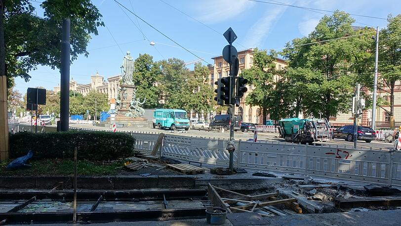 Die Gleisbauarbeiten am Maxmonument dauern nun länger als ursprünglich geplant. Die Gleisbauarbeiten am Maxmonument dauern nun länger als ursprünglich geplant.