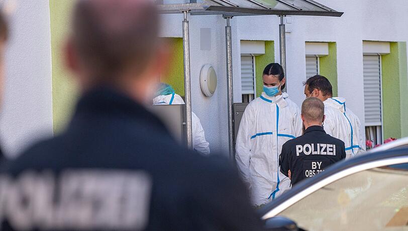 In dem Mehrfamilienhaus sind am Dienstag zwei Leichen aus einer Wohnung geborgen worden. In dem Mehrfamilienhaus sind am Dienstag zwei Leichen aus einer Wohnung geborgen worden.