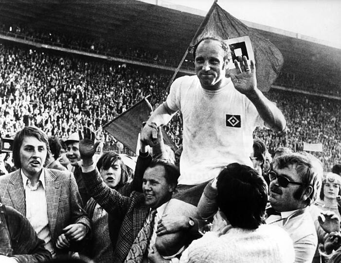 &bdquo;Erst wenn der Schiedsrichter abpfeift, ist das Spiel zu Ende oder gewonnen.&ldquo; Seeler bei seinem Abschiedsspiel im HSV-Trikot 1972.