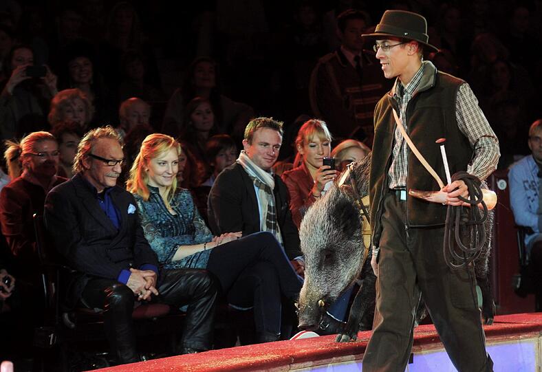 Franz Xaver Kroetz (links im Bild) schaut noch ein wenig skeptisch als Dresseur Pietro Bento mit seinem Wildschwein Fritzi vorbeiläuft...