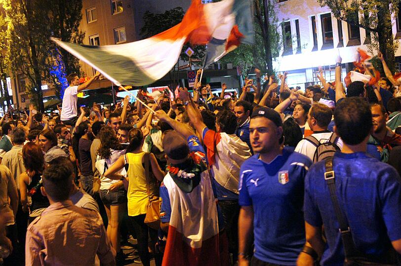 Jubelnacht in München: So feiern die Italiener in der Leopoldstraße.