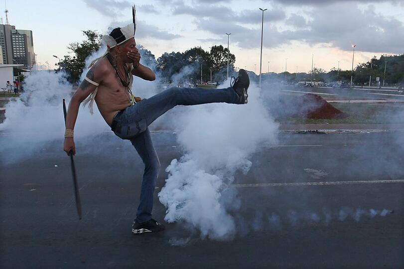 Straßenschlachten zwischen Ureinwohnern und gepanzerten Polizeieinheiten in Brasília: Die irren Bilder.