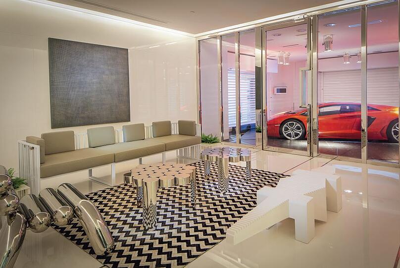 Hallo, den Ferrari auf der Straße stehen lassen?! Wem das zu schnöde ist, der kann sein motorisiertes Baby in sein Wohnzimmer mitnehmen &ndash; in die Skygarage. Ein &bdquo;Multiparker&ldquo; fährt das Auto &ndash; ähnlich wie ein Personenaufzug &ndash; in luftige Höhe bis auf 100 Meter. In Singapur etwa gibt es ein Hochhaus mit 29 Stockwerken, zu denen es je zwei integrierte Stellplätze gibt. Ähnliche Auto-Liftsysteme gibt es auch schon in Deutschland.