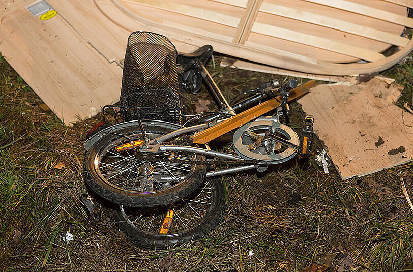 Bilder vom Unfallort in Altdorf: Auf der A3 kollidierte ein Wagen mit einem Wohnmobil, welches vollkommen zerfetzt wurde.