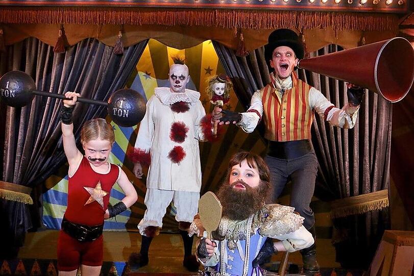 Neil Patrick Harris und Familie als gruselige Zirkus-Truppe