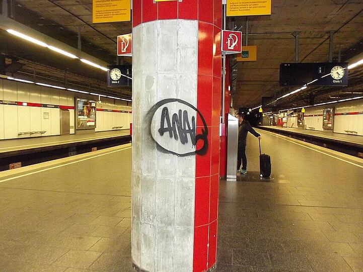Das kann teuer werden: Nicht nur am Hauptbahnhof, auch in Pasing, am Hirschgarten und am Stachus hinterließ der Spryer sein "ANAL"-Tag.