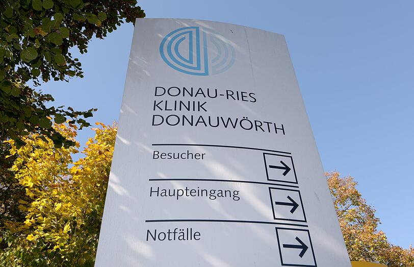 Donauwörth: Ein Schild weist auf die Donau-Ries Klinik hin. Seit 2018 wird gegen einen früheren Narkosearzt aus dem nordschwäbischen Donauwörth ermittelt. Der Mann soll bei Operationen reihenweise Patienten mit Hepatitis C angesteckt haben.