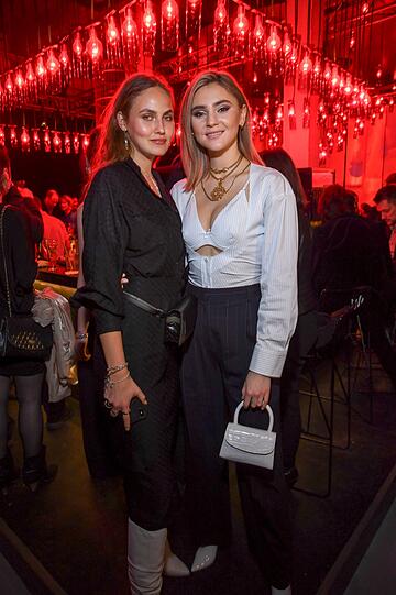 Elena Carriere und Stefanie Giesinger  bei der L'Oréal Paris Bar "Room No. 311" in der Alten Münze