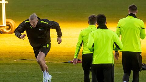 Steht wieder im Kader des BVB: Top-Stürmer Erling Haaland (l).