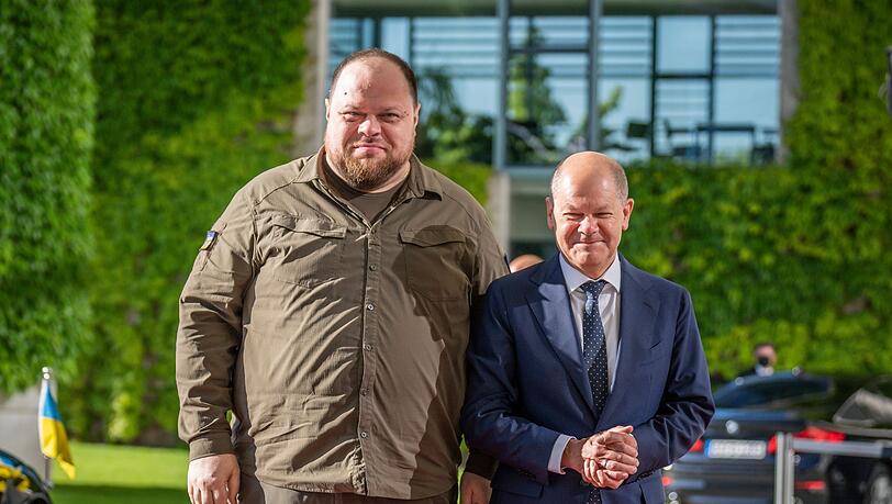 Bundeskanzler Olaf Scholz begrüßt den Präsidenten des ukrainischen Parlaments, Ruslan Stefantschuk, vor dem Kanzleramt.