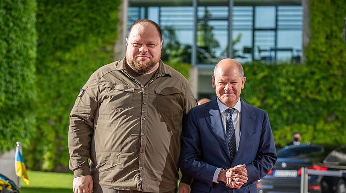 Bundeskanzler Olaf Scholz begrüßt den Präsidenten des ukrainischen Parlaments, Ruslan Stefantschuk, vor dem Kanzleramt.