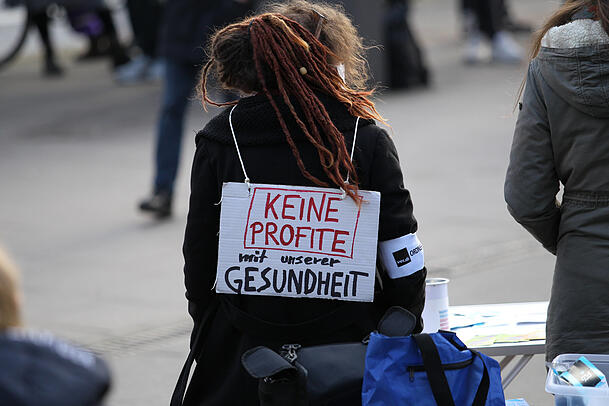 Eine Pflegekraft bei einer Demonstration gegen Personalmangel und Profitmaximierung imKrankenhaus.Auch BRK-Geschäftsführerin Elke Frank kritisiert die monetären Zwänge imKlinikalltag - und fordert eine finanzielle Neustrukturierung. Eine Pflegekraft bei einer Demonstration gegen Personalmangel und Profitmaximierung imKrankenhaus.Auch BRK-Geschäftsführerin Elke Frank kritisiert die monetären Zwänge imKlinikalltag - und fordert eine finanzielle Neustrukturierung.