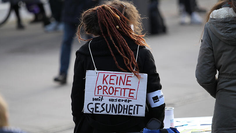 Eine Pflegekraft bei einer Demonstration gegen Personalmangel und Profitmaximierung imKrankenhaus.Auch BRK-Geschäftsführerin Elke Frank kritisiert die monetären Zwänge imKlinikalltag - und fordert eine finanzielle Neustrukturierung.
