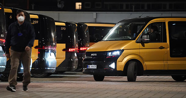 Ein Elektro-Fahrzeug des Sammeltaxi-Anbieters Moia verlässt den Betriebshof Moia Hub Wandsbek. Die Volkswagen-Tochter bietet ihre Dienste in Hamburg und Hannover an. Die IG Metall beklagt "miese Arbeitsbedingungen" beim Shuttle-Dienst Moia. Ein Elektro-Fahrzeug des Sammeltaxi-Anbieters Moia verlässt den Betriebshof Moia Hub Wandsbek. Die Volkswagen-Tochter bietet ihre Dienste in Hamburg und Hannover an. Die IG Metall beklagt "miese Arbeitsbedingungen" beim Shuttle-Dienst Moia.