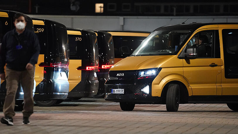 Ein Elektro-Fahrzeug des Sammeltaxi-Anbieters Moia verlässt den Betriebshof Moia Hub Wandsbek. Die Volkswagen-Tochter bietet ihre Dienste in Hamburg und Hannover an. Die IG Metall beklagt "miese Arbeitsbedingungen" beim Shuttle-Dienst Moia. Ein Elektro-Fahrzeug des Sammeltaxi-Anbieters Moia verlässt den Betriebshof Moia Hub Wandsbek. Die Volkswagen-Tochter bietet ihre Dienste in Hamburg und Hannover an. Die IG Metall beklagt "miese Arbeitsbedingungen" beim Shuttle-Dienst Moia.
