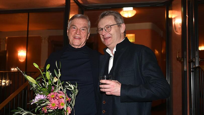 Mit Blumen: Jochen Busse und René Heinersdorff (r.)