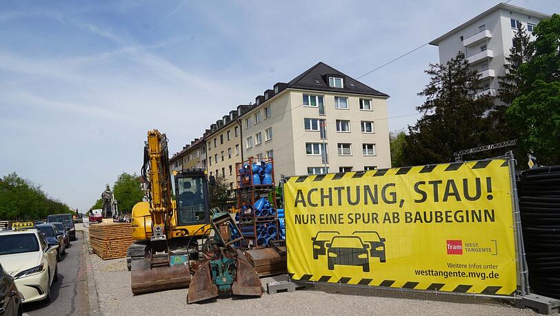 Zumindest an einer neuen Tram-Linie wird inzwischen gebaut. Auf der Fürstenrieder Straße entsteht die Tram-Westtangente. Aber was ist mit den anderen versprochenen Linien? Das will die CSU jetzt genauer wissen. Zumindest an einer neuen Tram-Linie wird inzwischen gebaut. Auf der Fürstenrieder Straße entsteht die Tram-Westtangente. Aber was ist mit den anderen versprochenen Linien? Das will die CSU jetzt genauer wissen.