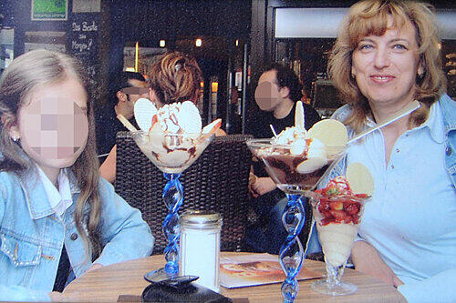 Eis essen mit der Mama. Das wird es für dieses Mädchen (links) nicht mehr geben. Rymna M. (47) musste sterben, weil ein Handwerker pfuschte.