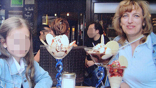 Eis essen mit der Mama. Das wird es für dieses Mädchen (links) nicht mehr geben. Rymna M. (47) musste sterben, weil ein Handwerker pfuschte. Eis essen mit der Mama. Das wird es für dieses Mädchen (links) nicht mehr geben. Rymna M. (47) musste sterben, weil ein Handwerker pfuschte.