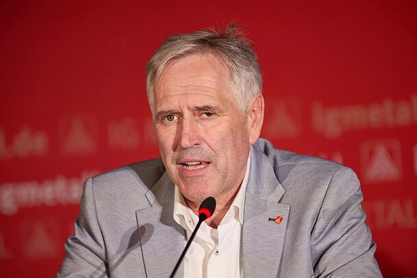 Der bayerische IG Metall-Chef Horst Ott hat im MAN-Konzern früher gelernt und gearbeitet. Der bayerische IG Metall-Chef Horst Ott hat im MAN-Konzern früher gelernt und gearbeitet.