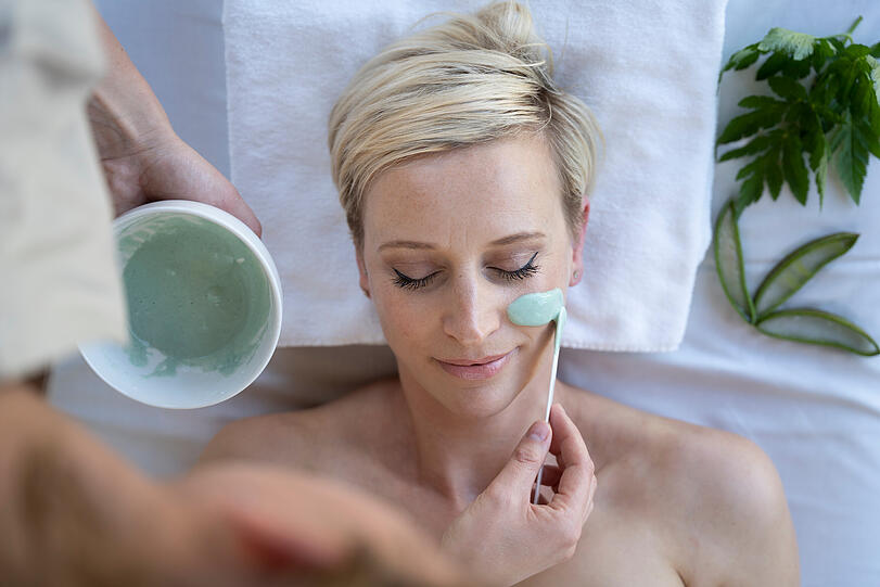 Gäste können aus 80 exklusiven Naturelle Spa-Behandlungen wählen, von gesund und natürlich über schön und ästhetisch hin zu individuell und beliebt. Gäste können aus 80 exklusiven Naturelle Spa-Behandlungen wählen, von gesund und natürlich über schön und ästhetisch hin zu individuell und beliebt.