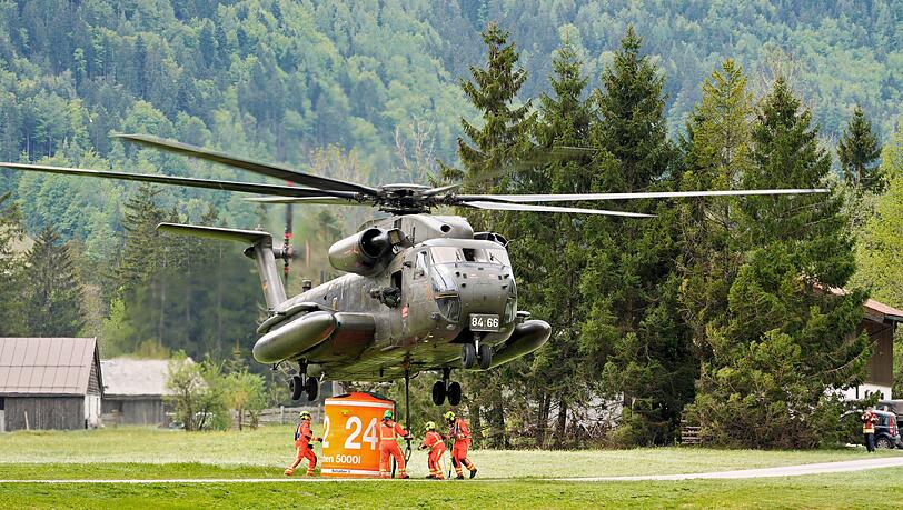 Hubschrauber sind weiter im Akkord unterwegs.