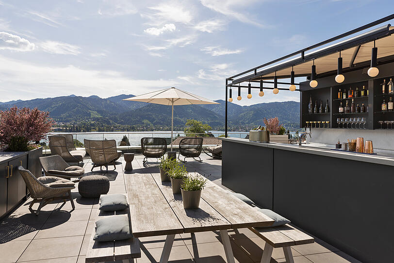 Rooftop-Bar mit Blick auf den Tegernsee im Caro & Selig Hotel. Rooftop-Bar mit Blick auf den Tegernsee im Caro & Selig Hotel.