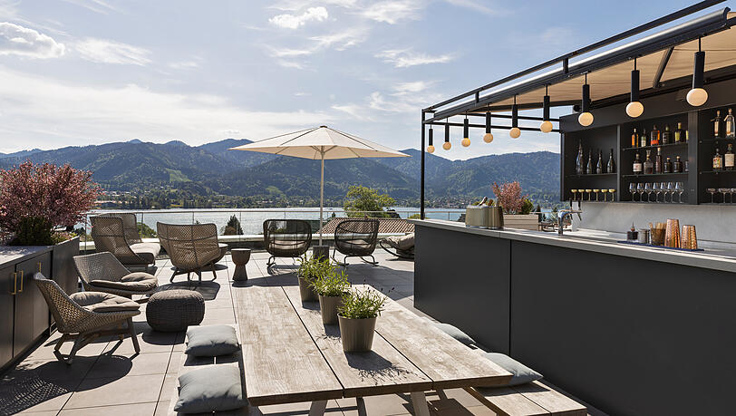 Rooftop-Bar mit Blick auf den Tegernsee im Caro & Selig Hotel.