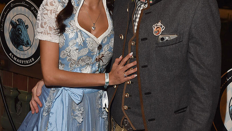 Parishee Towakolian und Christian Lell beim Almauftrieb 2024 in der K&auml;fer Wiesn-Sch&auml;nke